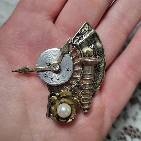 Vintage Steampunk Gear Earrings with Pearl Accents - Picture 6 of 6